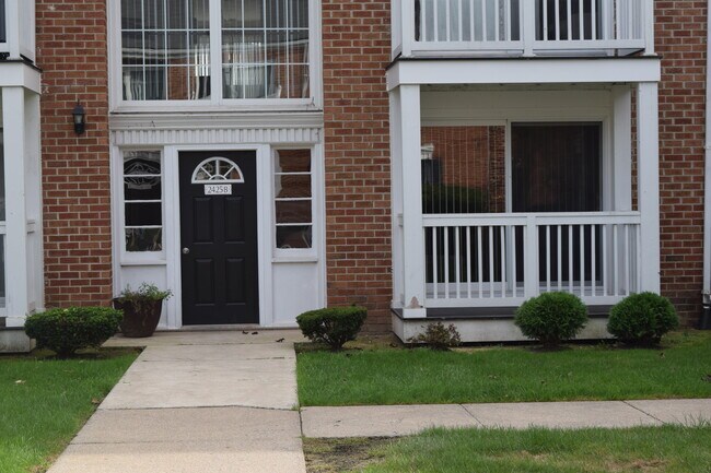 building 2 - 2425 Torquay Ave Unit 108