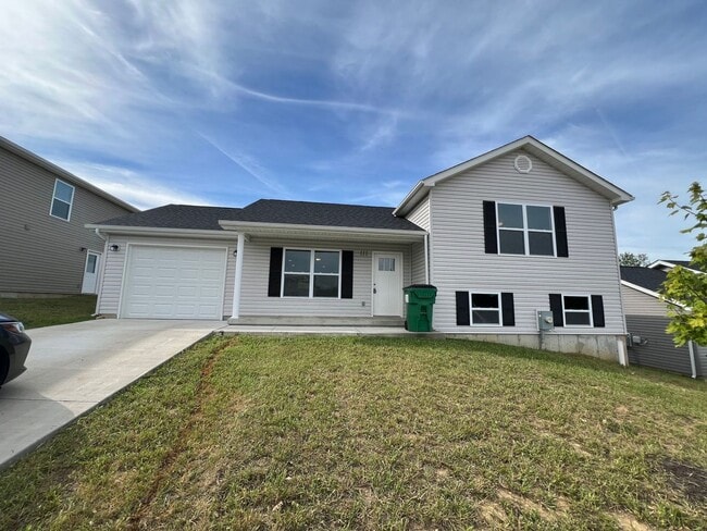 Building Photo - 3 bed 2 bath Rental