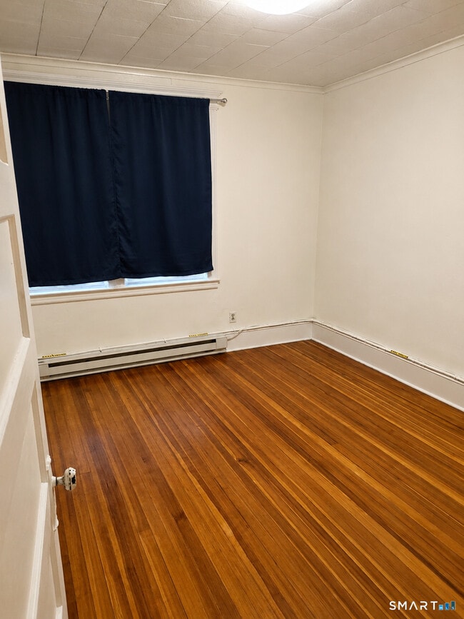 Photo - 1067 Main St