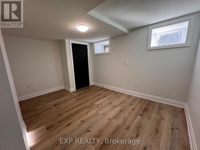 Photo - 952 Main St E Unit 5