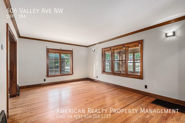 Photo - 606 Valley Ave NW