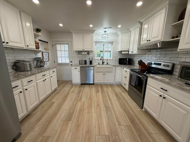 Building Photo - Gorgeous Remodeled 3 Bedroom Home in St. George! Unit 43