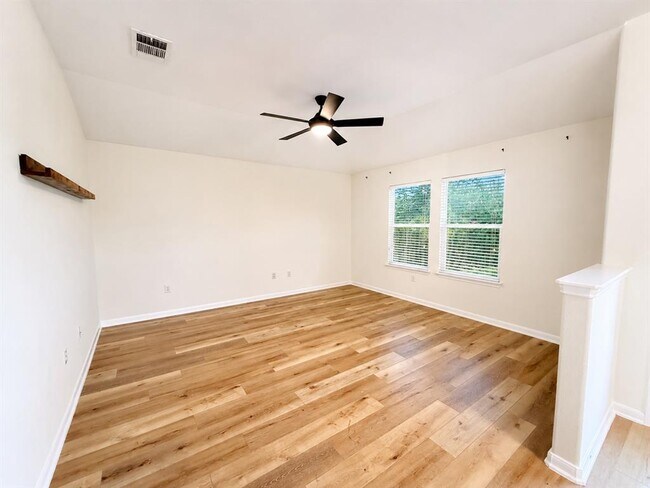 Photo - 202 Mossberg Ln