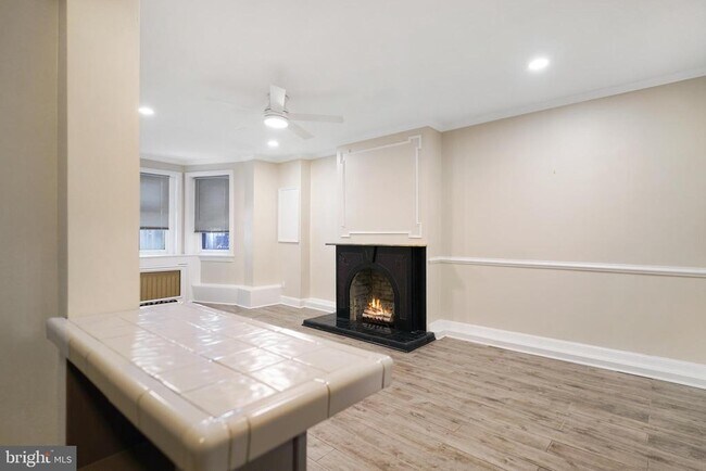 405 Constitution Ave NE