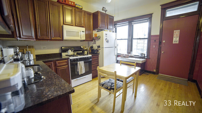 Great 2 bed 1 bath apartment with deck in ... - Great 2 bed 1 bath apartment with deck in ... Unit 1