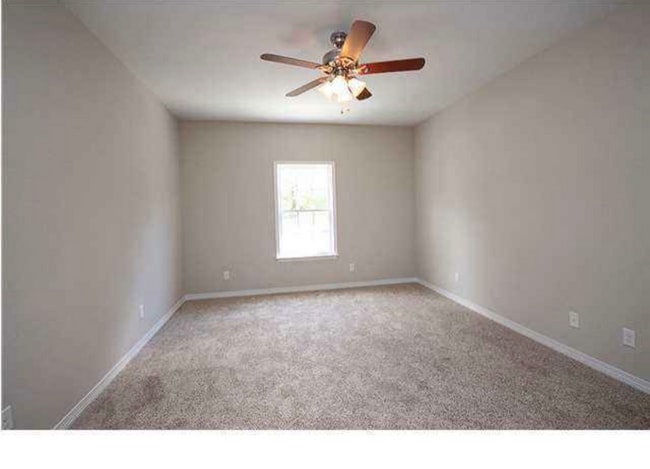 Photo - 992 Leigh Ann Ln