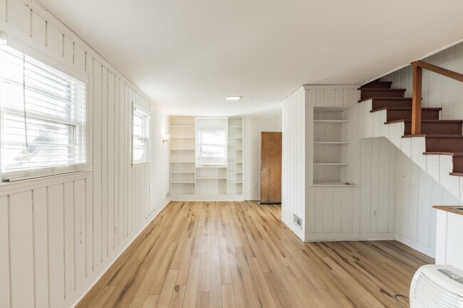 Photo - Beautiful 2 bedroom 1 bathroom for rent!