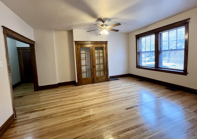 Living room - 1653 W Waveland Ave Apartments Unit 1