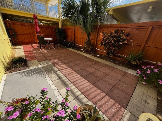 Building Photo - 11195 Roseland Rd Unit 5