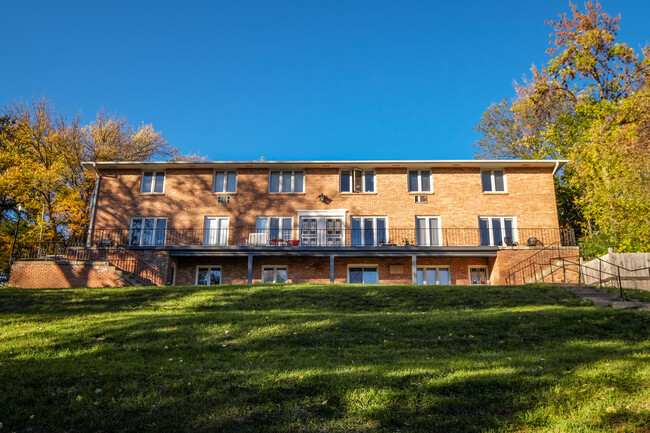Greenwood Manor - Greenwood Manor Apartments