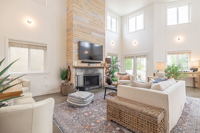 Living Space - 127 Galleon St Unit 2