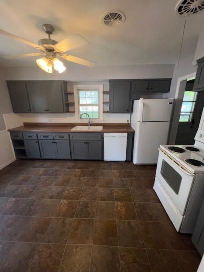 Photo - 1718 Sweetser Ave