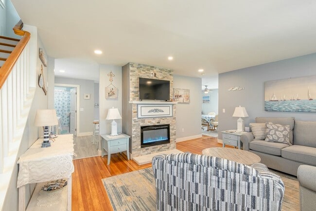 Photo - 1073 Post Rd