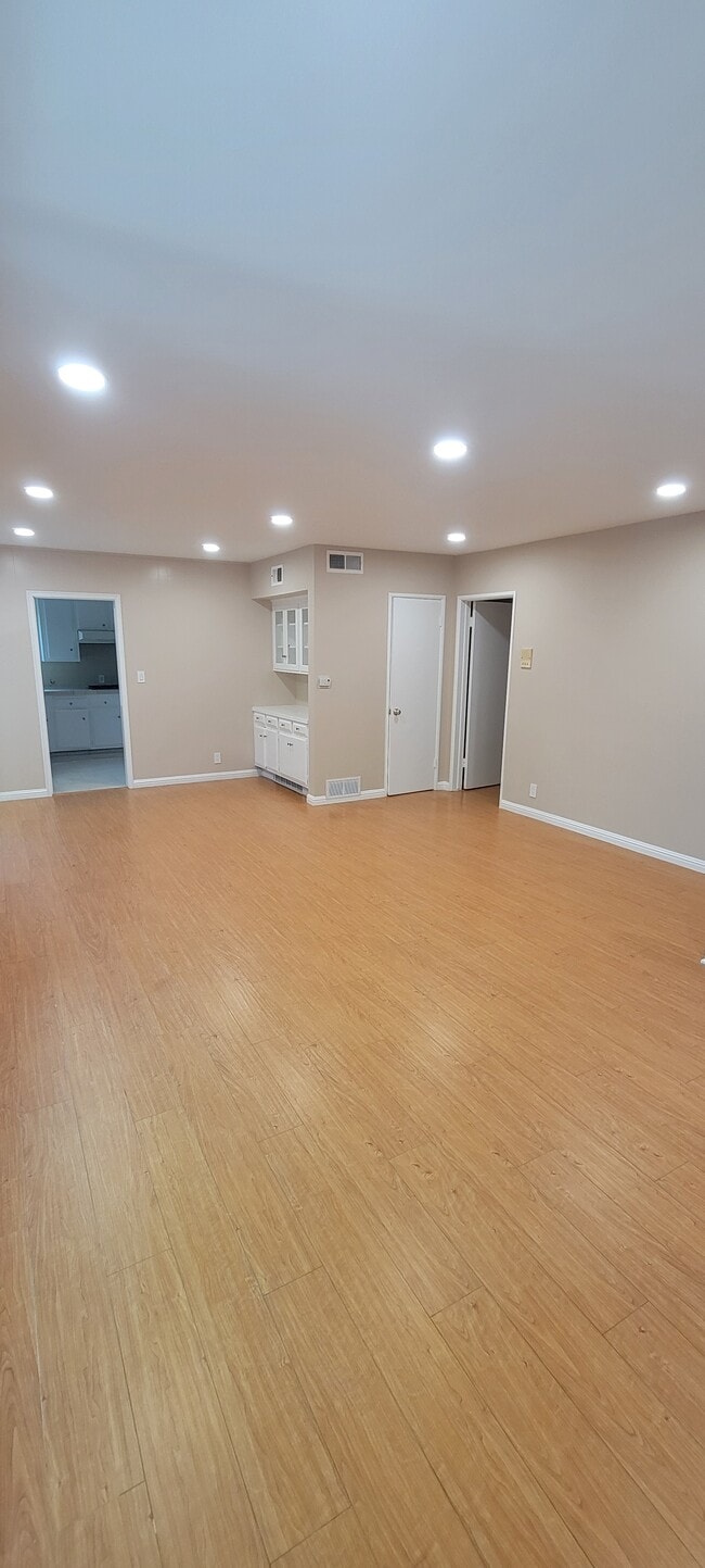 Building Photo - 1907 Overland Ave Unit Apartment2