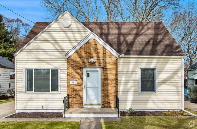 Building Photo - Three Bedroom Home in Battle Creek!