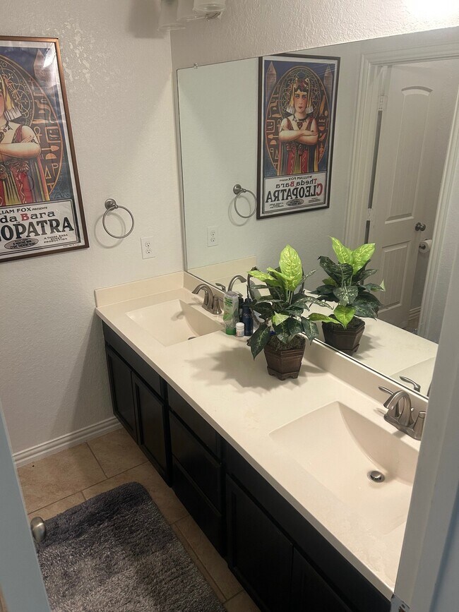 Photo - 724 Decathlon St