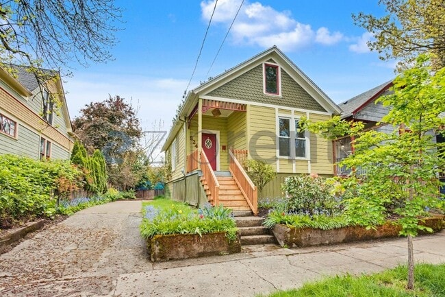 Building Photo - 524 NE Brazee St