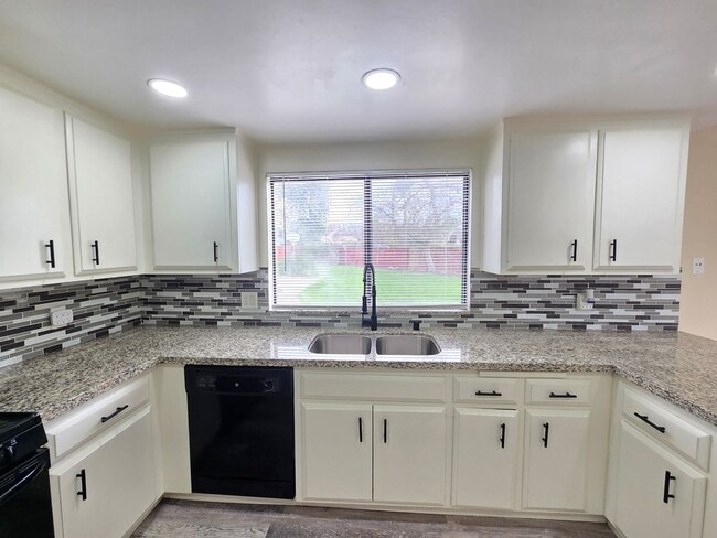 Photo - Pool Home – 3 Bed | 3 Bath | 1,625 Sq Ft