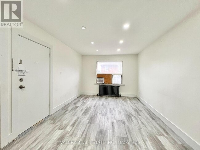 Photo - 15 Stavebank Rd S Unit 4