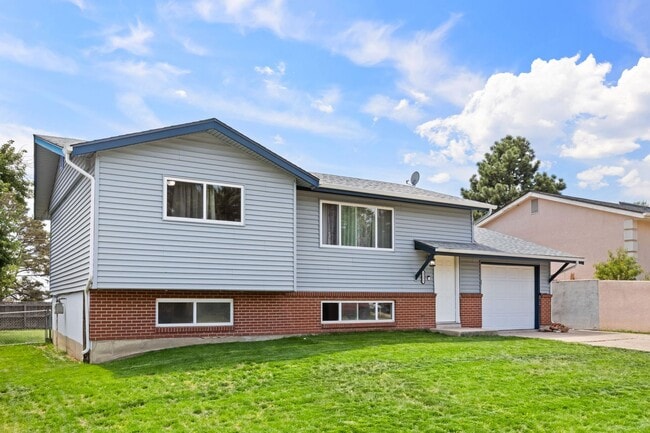 Photo - 4 bedroom with large backyard