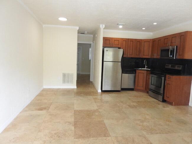 Photo - 1872 NE 46th St Unidad D11