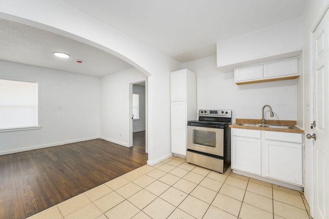 Photo - 826 N Oliver St Unit 2