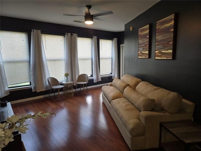 Photo - 898 Oak St SW Unidad 3203