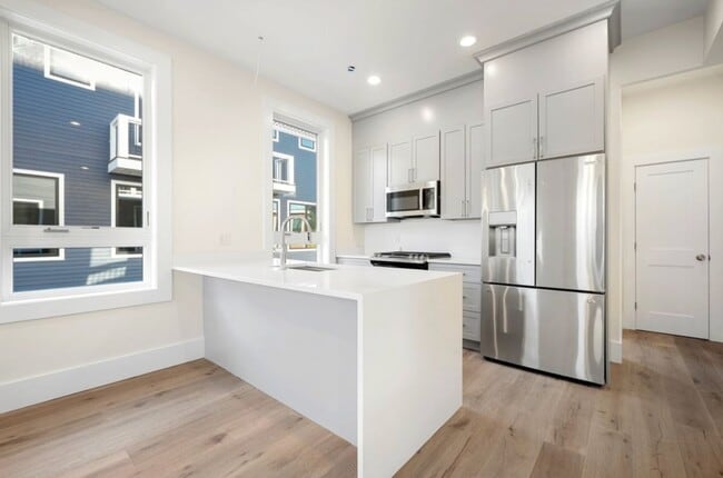 Building Photo - 120 School St