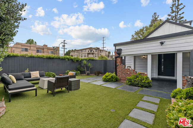Building Photo - 11525 Moorpark St Rental