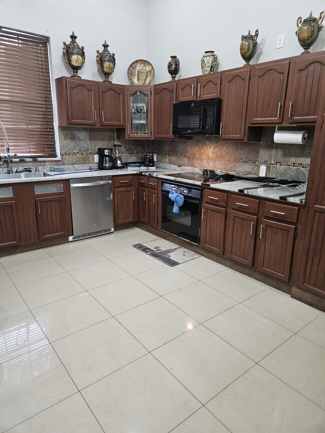 Building Photo - 11334 81st Ct N Unit Guest Cottage