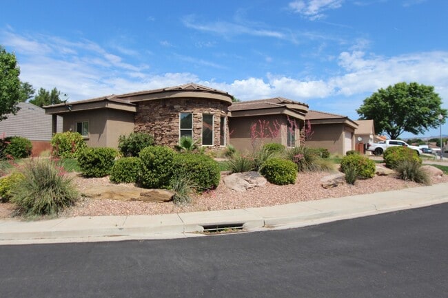 Building Photo - Spacious 3-Bed, 2-Bath Home with Open Floor Plan and Premium Amenities