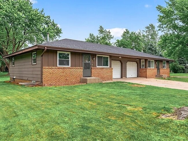 Building Photo - 800-802 Parkview Ln N