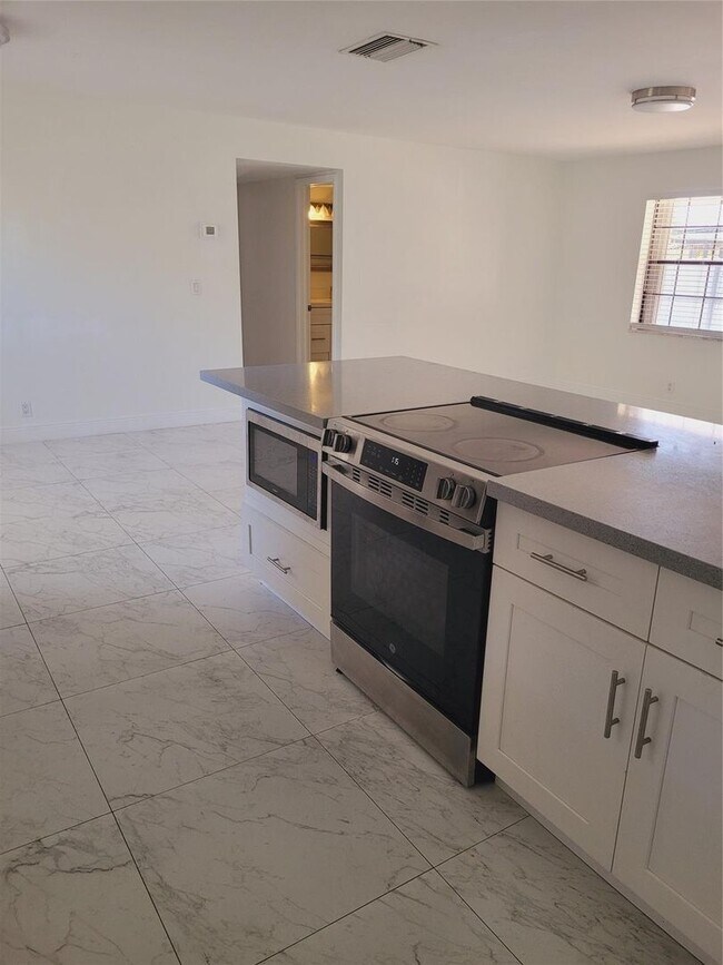 Photo - 770 NE 38th St