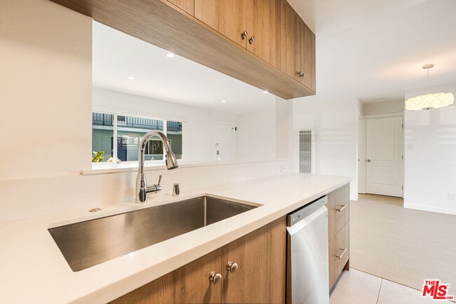 Photo - 27 Anchorage St Unit H