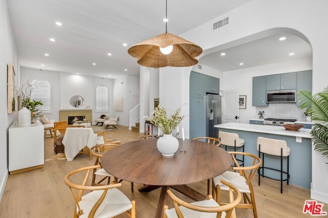 Building Photo - 14234 Dickens St Unit 2