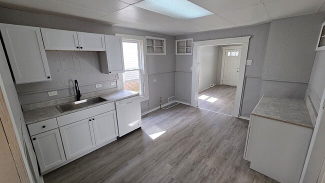 Building Photo - "3 Bedroom Beautifully Updated home on West 81st Street!"