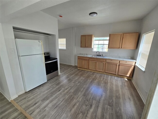 Building Photo - 3265 W Camp Wisdom Rd Unit 103