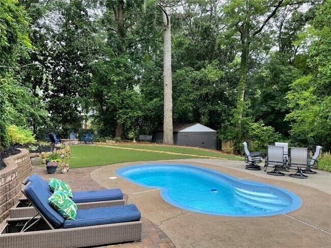 Photo - 981 Lindbergh Dr NE