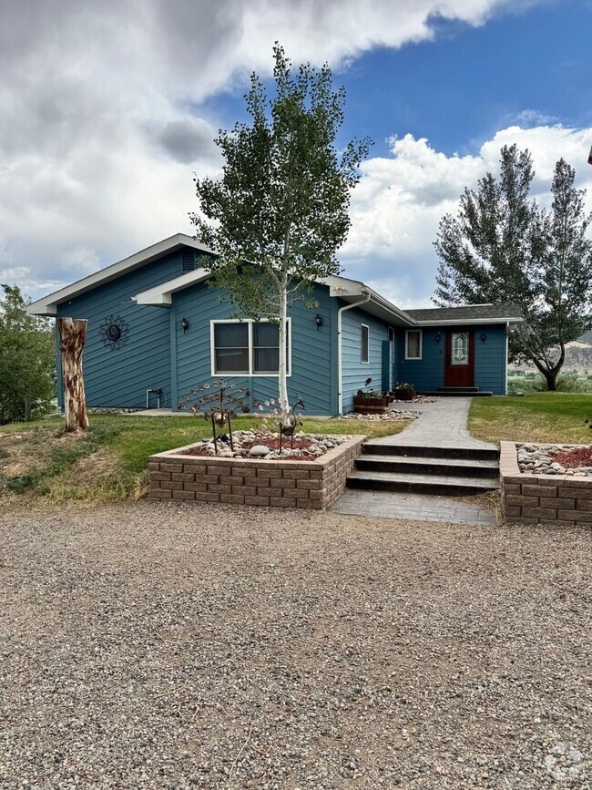 Building Photo - Enjoy Modern Comfort in This Beautiful Home!