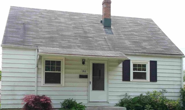 Building Photo - 3 Bed-1 Bath - spacious, beautiful with AC... Rental