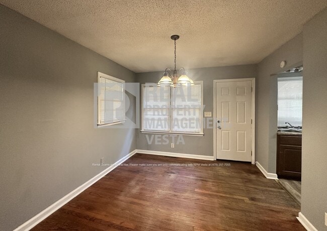 Photo - 1843 Canterbury Rd