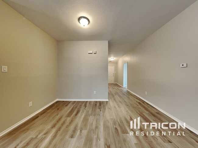 Photo - 1107 Longhorn Ln