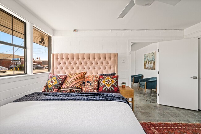 Building Photo - 5975 Armour Dr