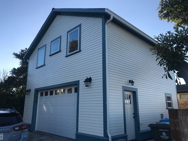 2004Eyre - 2004Eyre Apartment Unit B