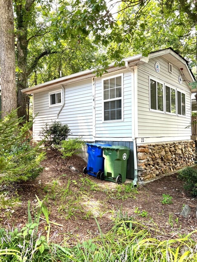 Building Photo - 1 Bedroom cottage, great Asheville location! Rental