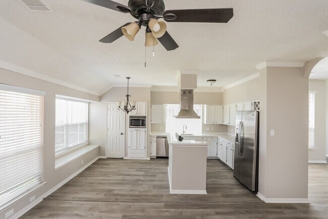 Photo - 2001 Valley Falls Ave