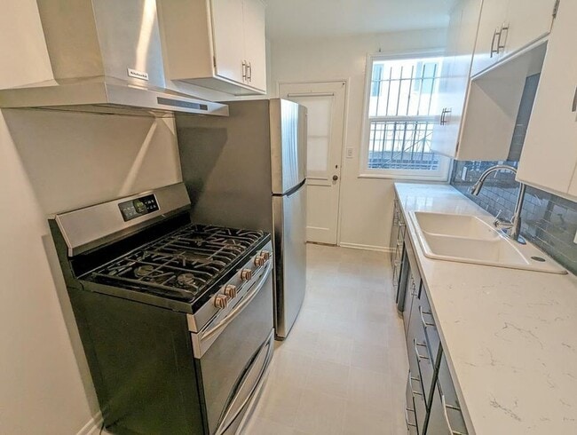 Photo - 817 S Windsor Blvd Unidad E