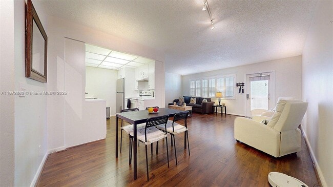 Building Photo - 4047 Rexford A Unit 4047 Rental