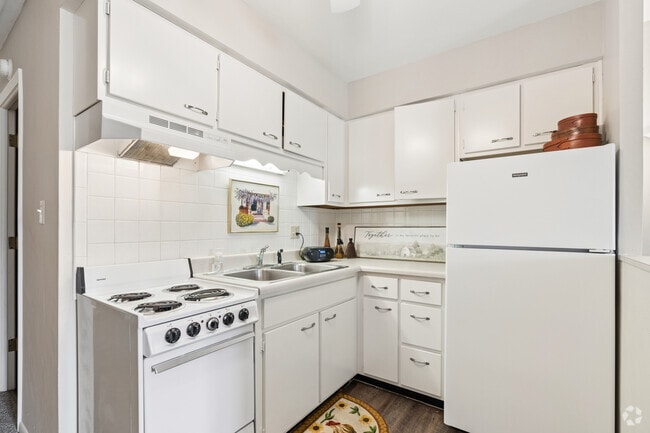 Cottage 1BR, 1BA - 456SF - Kitchen