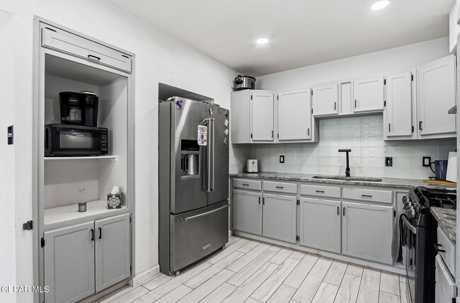 Photo - 7740 Phoenix Ave